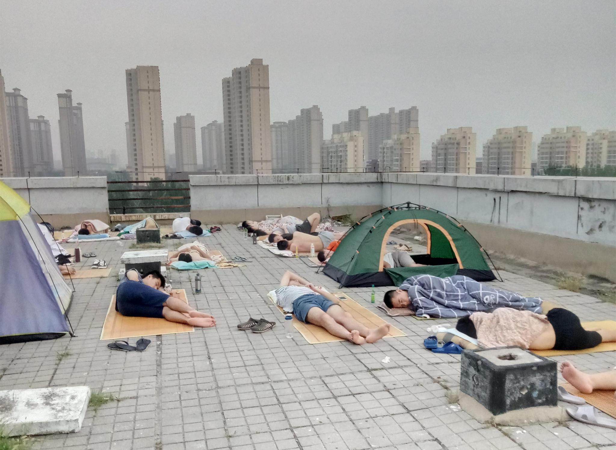 高温天宿舍没空调热成蒸笼 大学生天台打地铺