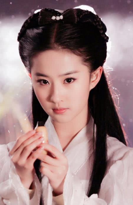 刘亦菲版小龙女剧照,这腰细的真是盈盈一握感觉一碰就要断了。