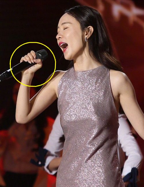 霍思燕怕忘词把小抄写手上,结果却被网友一眼识破!