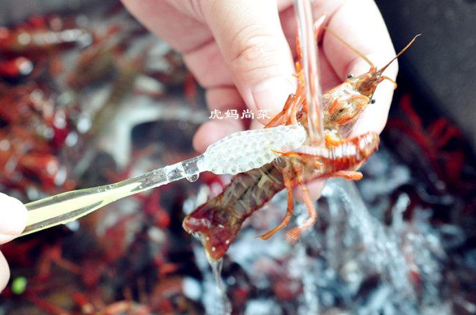 夏日撩胃能手，盖满红彤彤小龙虾肉球的一碗沙茶面