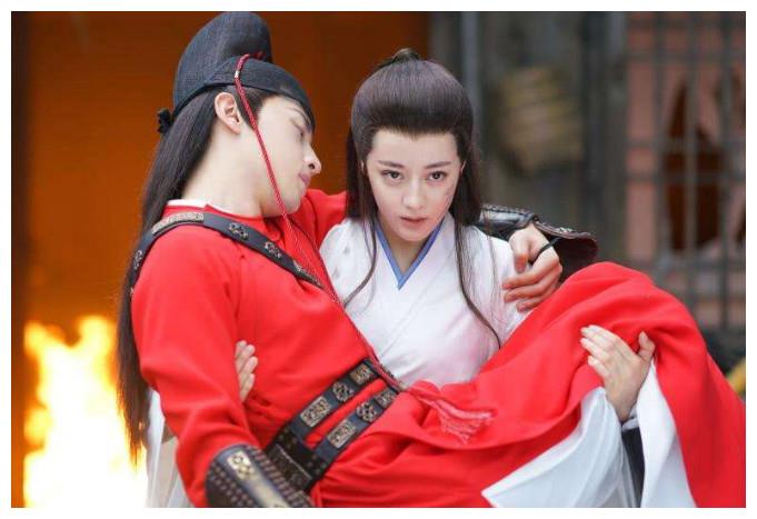 被问是否想过追迪丽热巴做女朋友,邓伦毫不犹