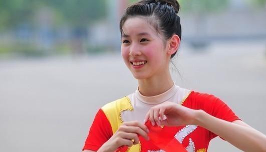 奶茶妹妹棒球服照打脸刘强东! 看了这个刘总