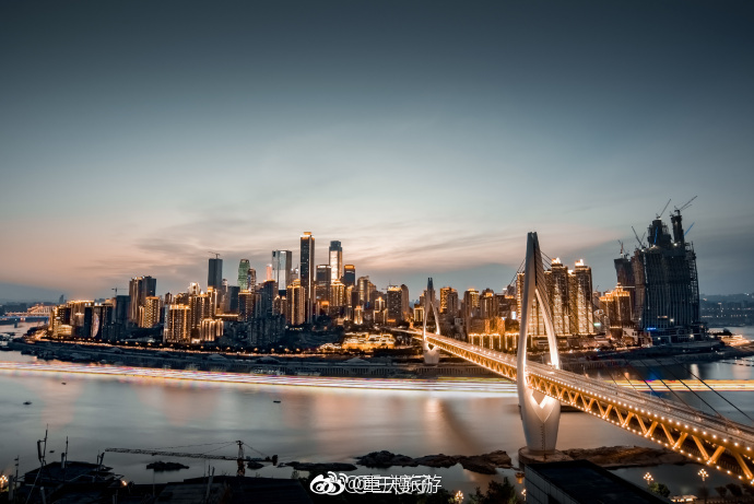 灯火通明、高楼耸立、车水马龙都不足以形容它