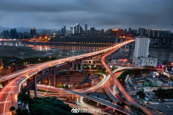 灯火通明、高楼耸立、车水马龙都不足以形容它