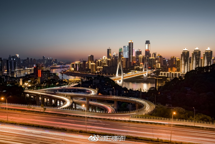 灯火通明、高楼耸立、车水马龙都不足以形容它