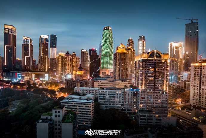 灯火通明、高楼耸立、车水马龙都不足以形容它