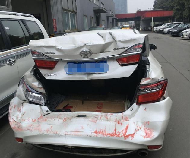 凯美瑞车祸现场照片，看了这图片谁还敢说它不好