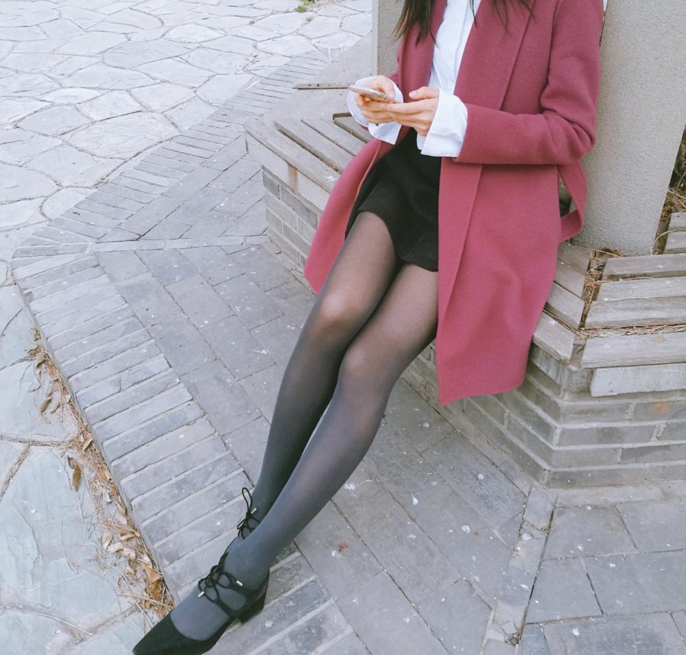 灰色丝袜并不是像黑色那样普遍, 但是灰色