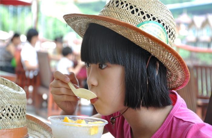 女儿在幼儿园尿裤子, 老师是这样罚她的!