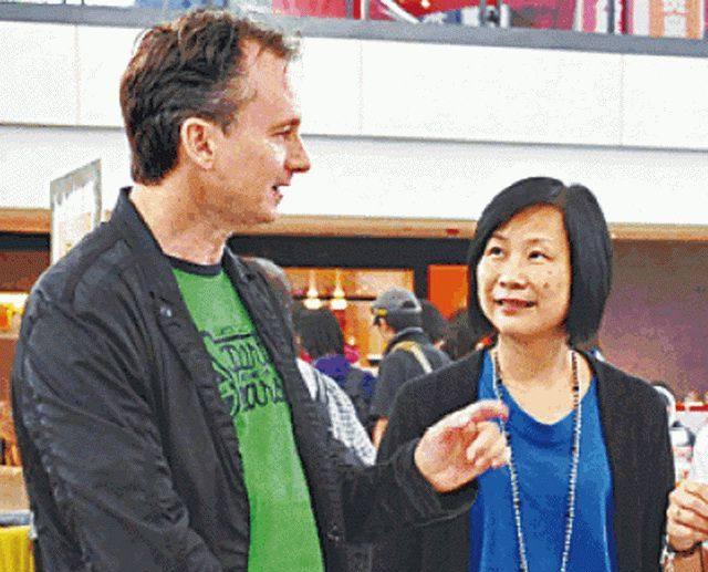TVB唯一签约老外, 参演过200多部影视剧, 如今为生活街边摆摊