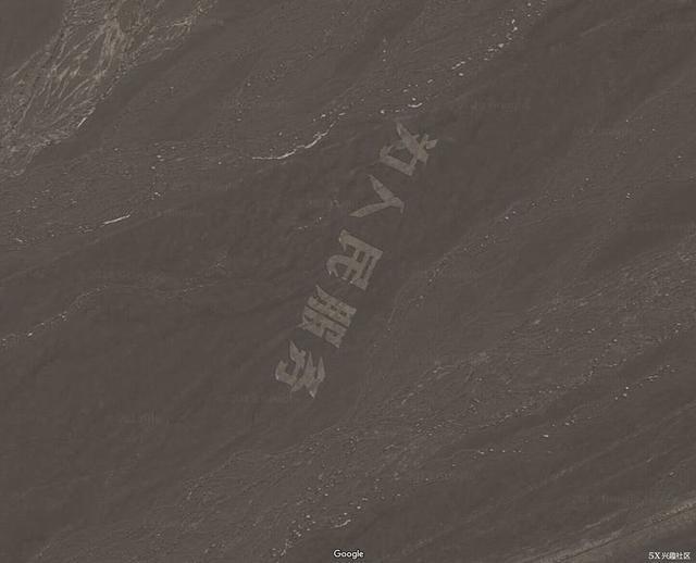谷歌地图上能够看到,新疆哈密戈壁上的5条巨幅