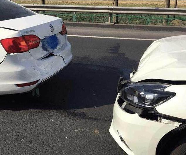 大众迈腾和日系轩逸相撞, 看看大众的受损程度, 还是要支持德系车