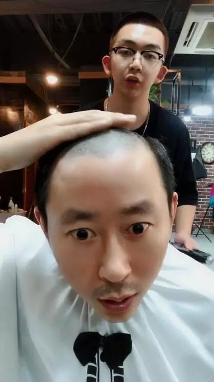 大叔想去剪个清爽的发型,结果被理发师把中间推了两边