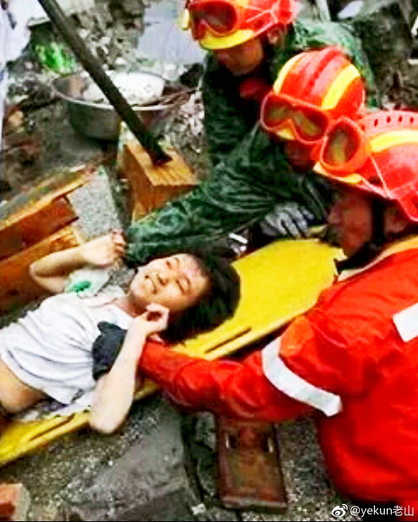 ①2008年,重庆的空降兵赖鹏在参与汶川地震救