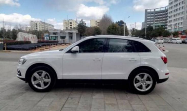 奥迪Q5停路边被路人围观, 车主挤进去一看哭着说这车不要了