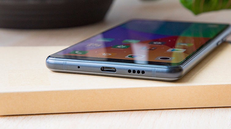 小米8确认采用屏下指纹,支持无线充电,比肩华