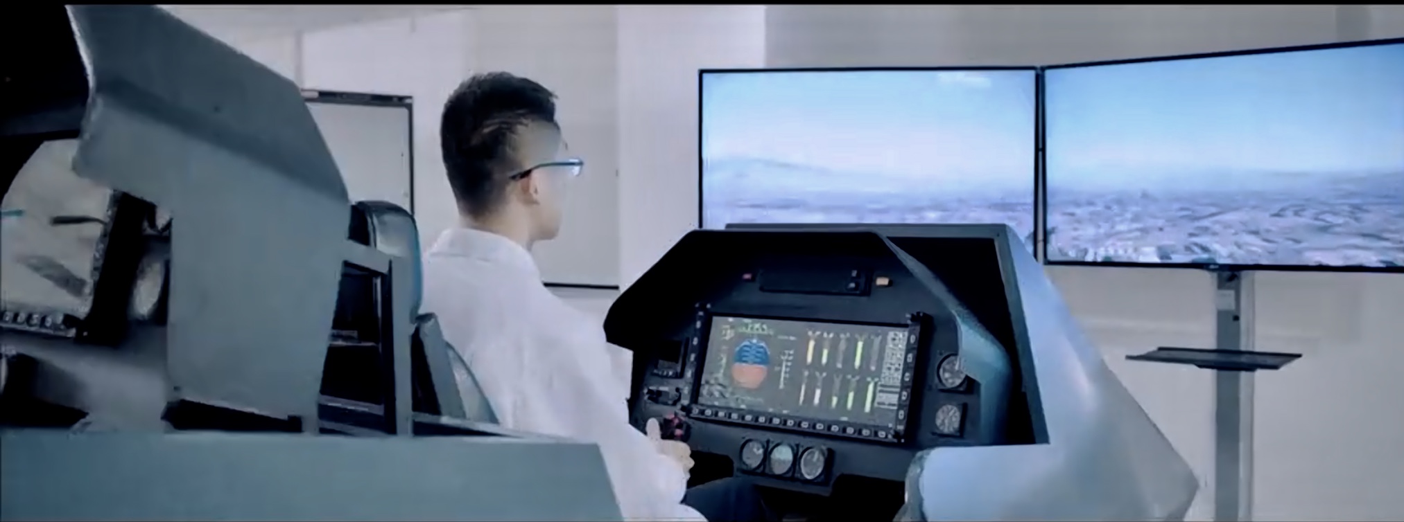 据说是歼16的座舱图.