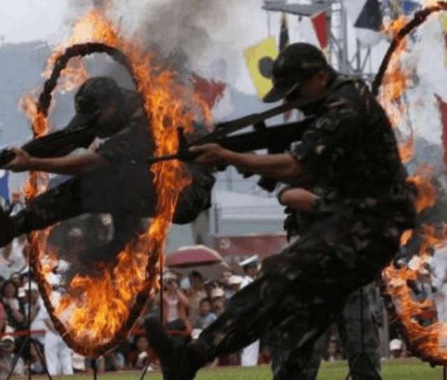 特种兵钻火圈可不是耍杂技,烧掉眉毛和头发不会有人取笑!