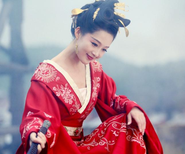 天差地别的古装“黑化”:蒋欣暗黑,李沁妖艳,只有她不用画浓妆