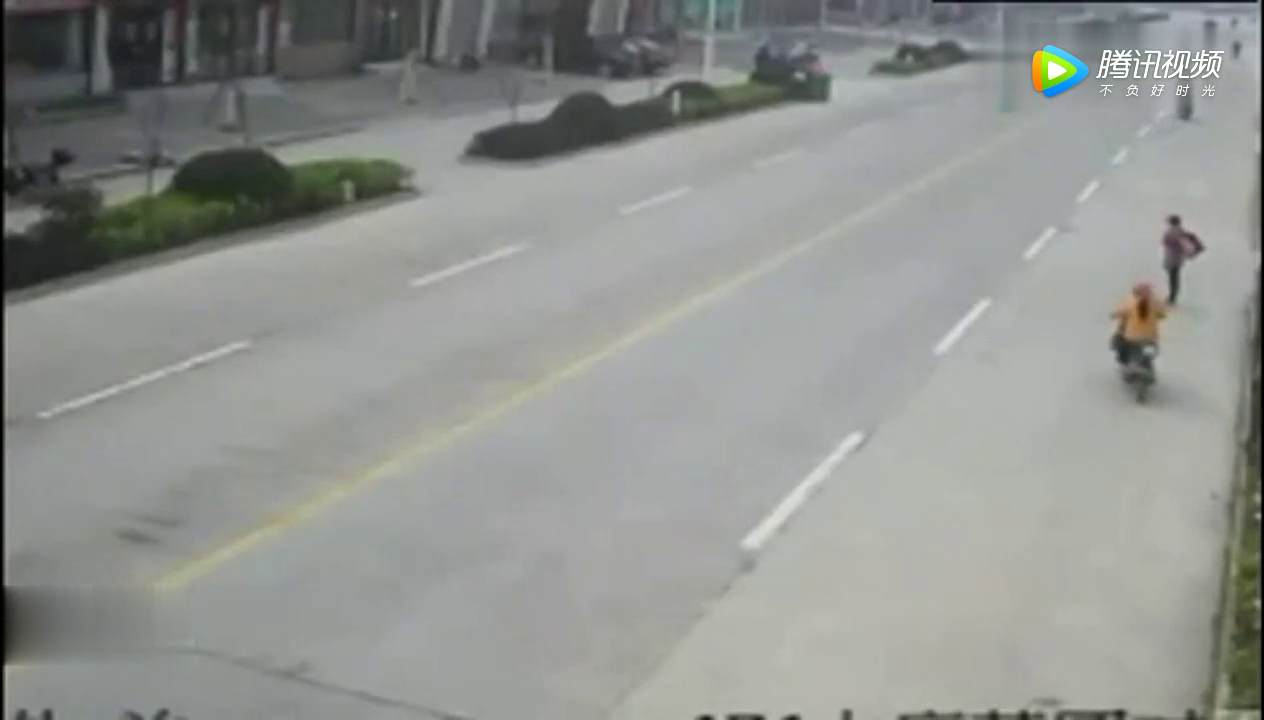 电动车女司机左拐抢道货车，以为会让道，结果惨死