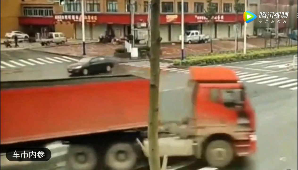 电动车以为大卡车会刹车，没想到躲避不及被压，妻子急得一旁跺脚