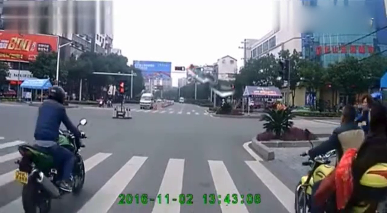 大排量摩托车加大油门起步，遇上乱窜电动车悲剧了