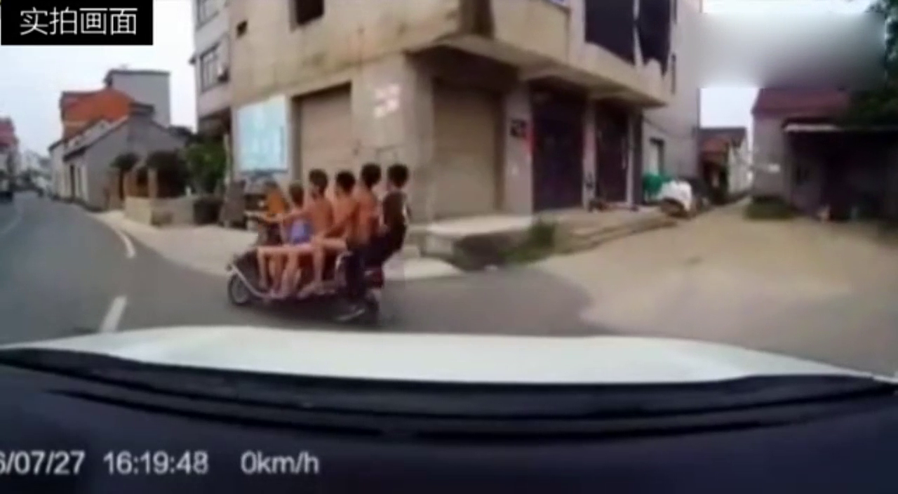 小学生骑电动车满载5人到处乱窜，看着都揪心