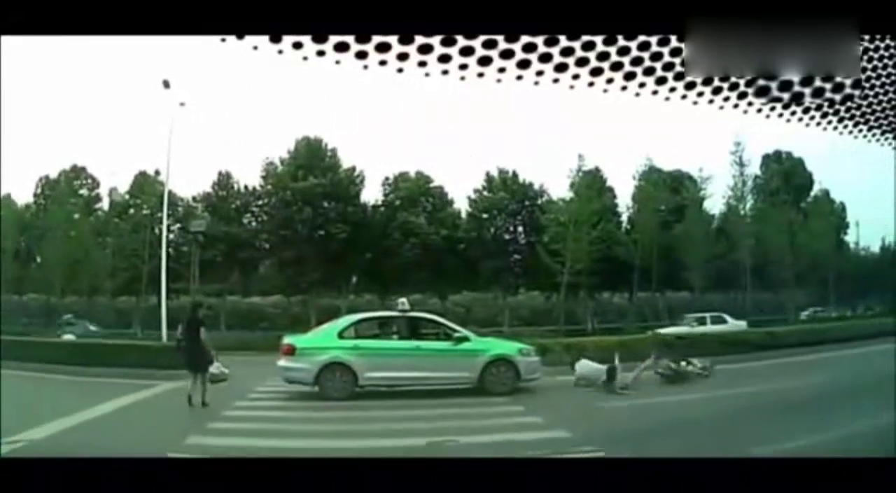 出租车把电动车撞翻之后，淡定的坐在车里，让人气愤