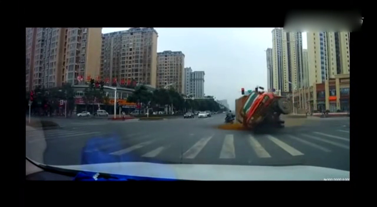 作死电动车停十字路中间 瞬间被渣土车包圆