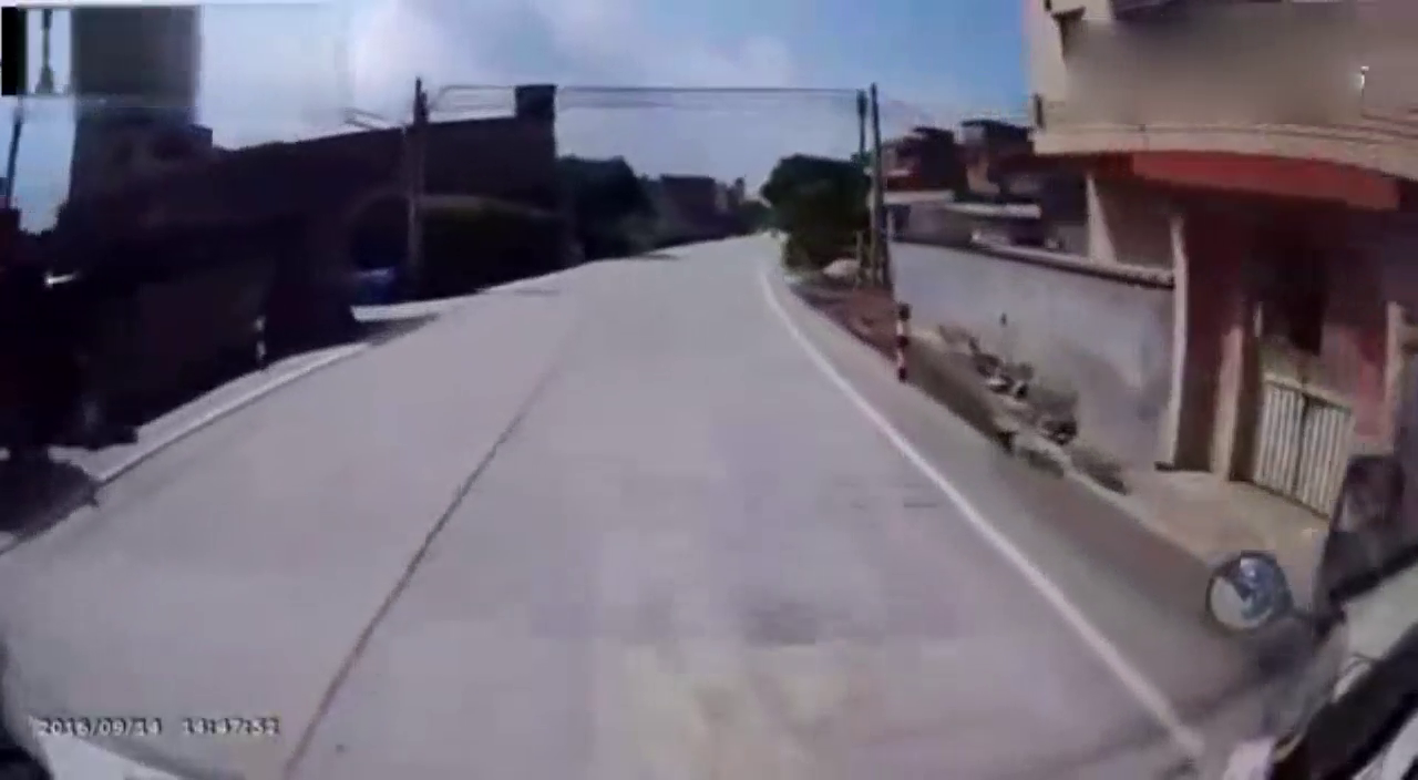 电动车不看路突然逆行，撞上大车后倒地抽搐