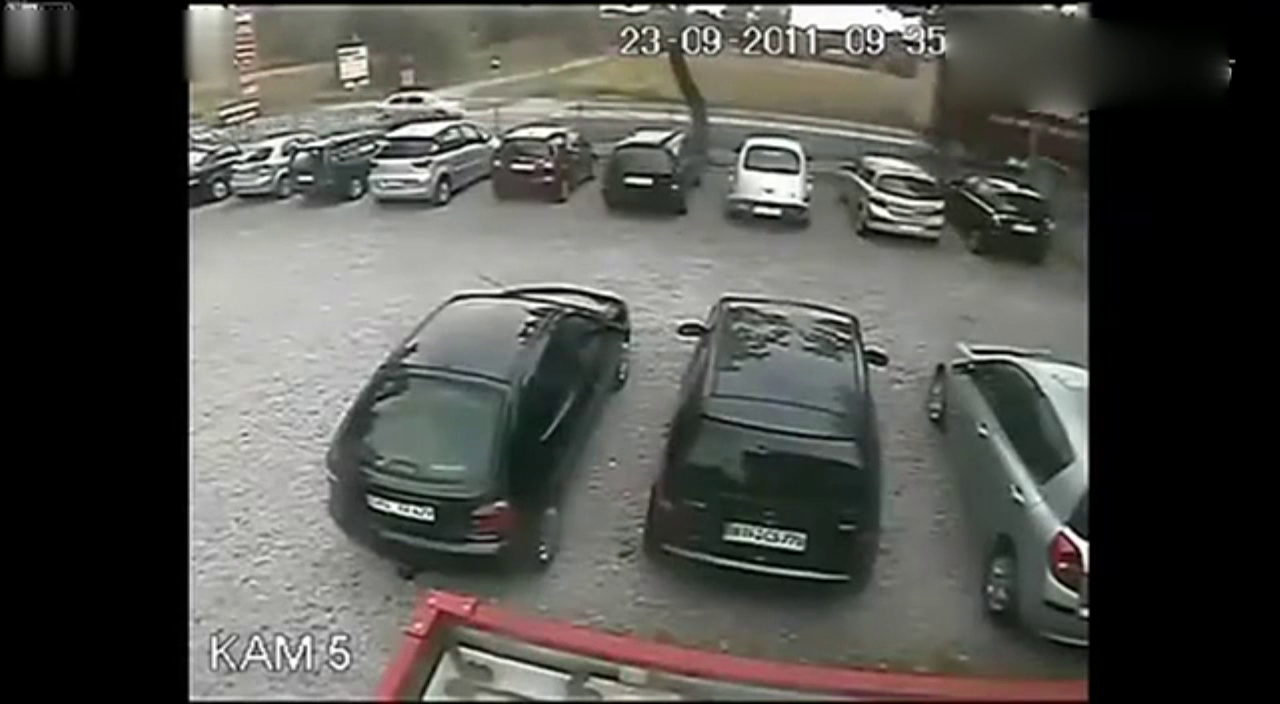 实拍大卡车瞬间挤扁3辆小汽车