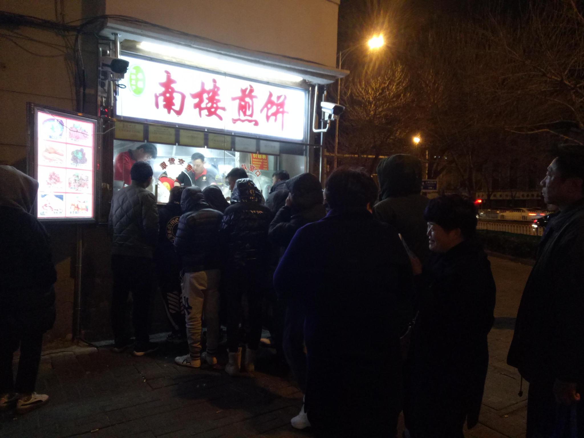天津南楼煎饼为何只在深夜营业很多人为了品尝要排队一两个小时