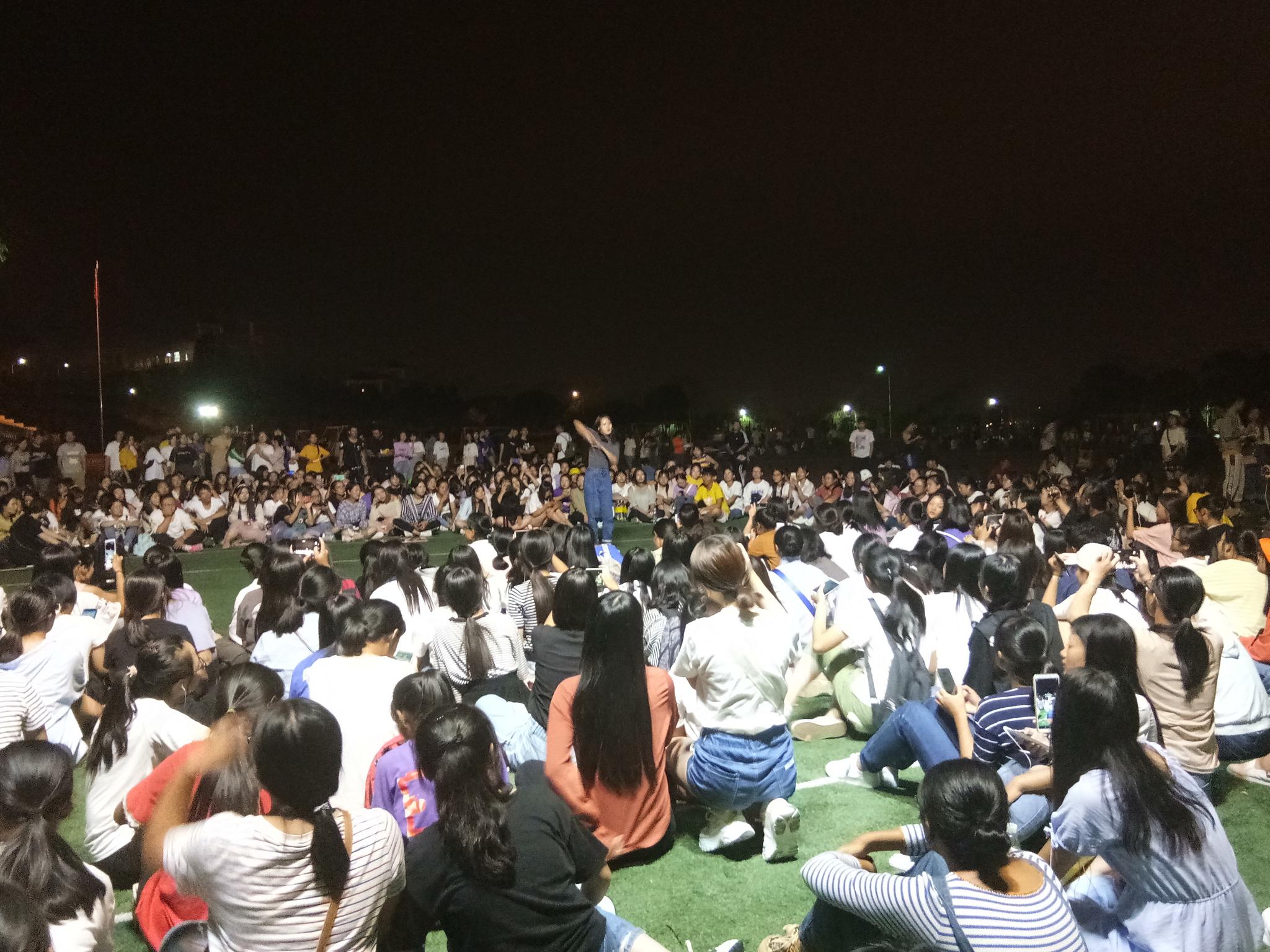 这样的中秋节真有趣!武汉一高校举办"尬舞派对,学生嗨翻天!