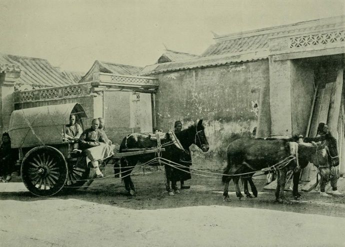 百年前日本人拍摄的北京城生活场景:富人吸鸦