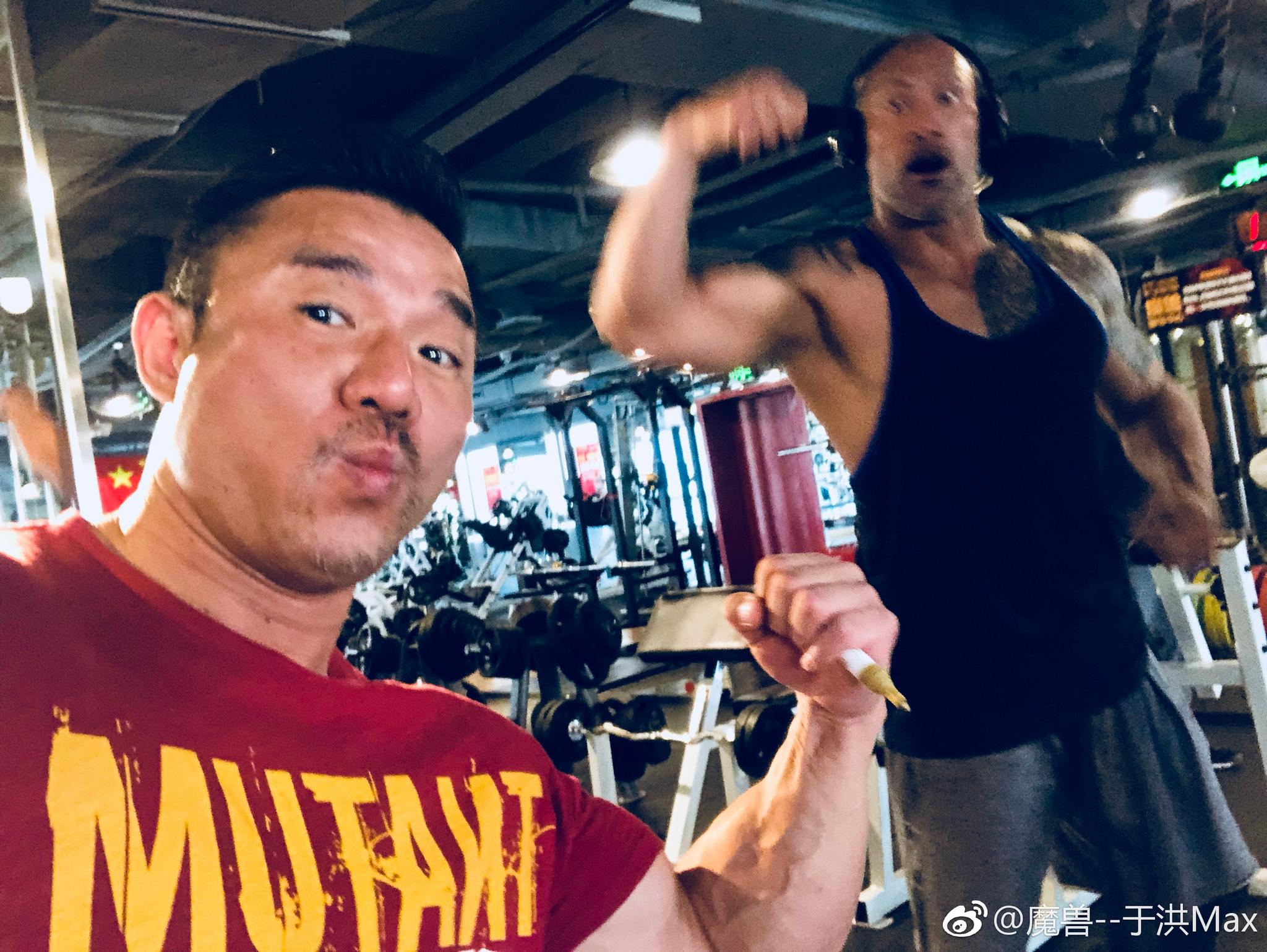 为了巨石强森魔兽闭馆半天,全体员工安静地等