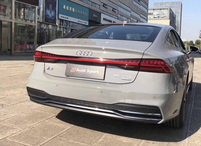 首台19款奥迪A7到店实拍,水泥灰色太帅,预售价或与奔驰CLS持平