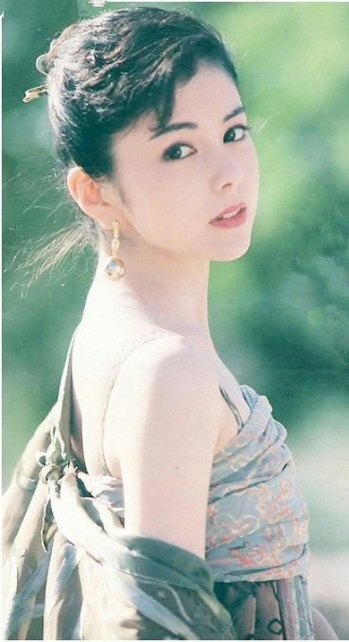 泽口靖子 泽口靖子是昭和时代最美的女星之一,拥有着东方和西方结合的