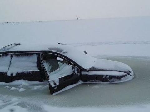 小伙将途锐豪车开进结冰河面,冰面碎裂让他措手不及!