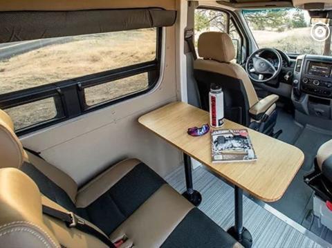 可以独立开8小时空调 这款房车被称为行走的发电站