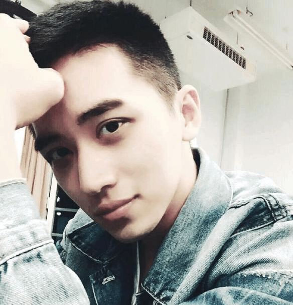 公然承认双眼皮是割的明星,他最令人动心