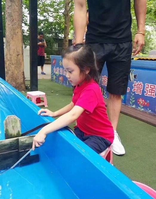 贾乃亮带甜馨公园游玩,父女俩心情愉悦不惧被