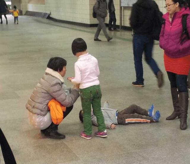 孩子街边撒泼打滚谁说孩子不会心理战妈妈可别轻易就范
