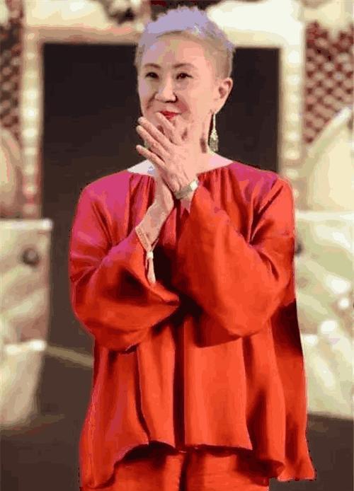 她甘愿做徐克背后的“女人”, 却被徐克劈腿，67岁活成美模样！