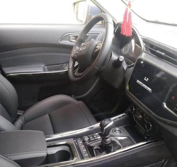 小区楼下偶遇钛金灰色瑞虎8,帅的掉渣,车主:档