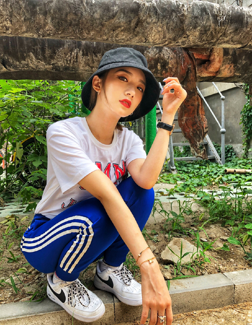 孟美岐身穿露脐装+皮裤酷劲十足,秒变嘻哈女王,网友:腰真细!