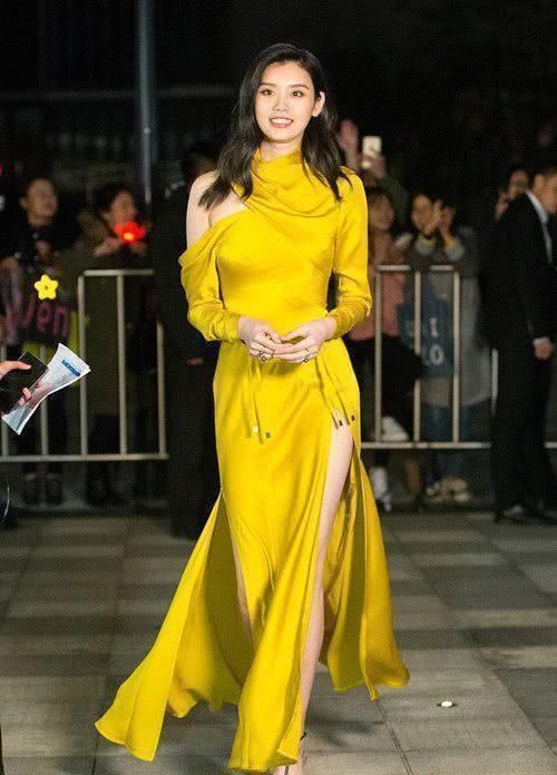 厉害了奚梦瑶!真空上阵穿吊带,网友:这副乳看得人尴尬