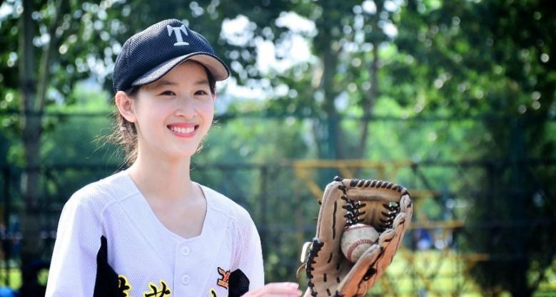 章泽天运动照: 手握球棒高抬腿, 动作专业, 笑