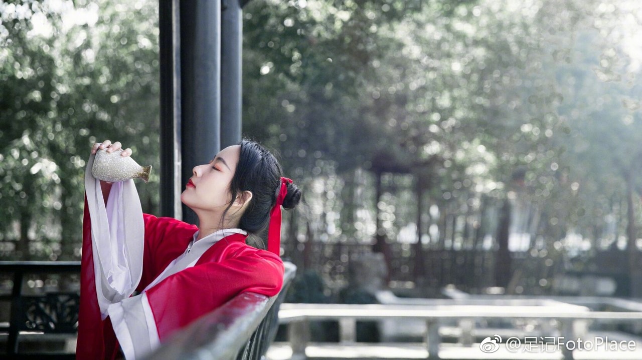 “我应在江湖悠悠饮一壶浊酒醉里看百花深处愁~”第一眼看这位小_新浪看点