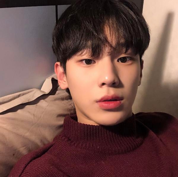 98年的小哥哥 香港的 现在在抖音有些小名气_