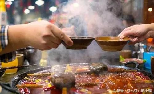 印度人来中国吃重庆火锅,从日出吃到日落,服务
